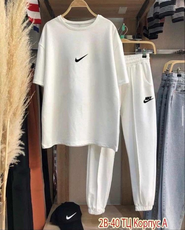 костюмы спортивные,модная одежда,,спортивная одежда