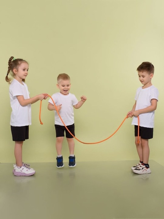 комплект для физкультуры футболка шорты,комплект для физкультуры футболка,комплект для физкультуры,белая футболка и черные шорты на физкультуру,форма для физкультуры