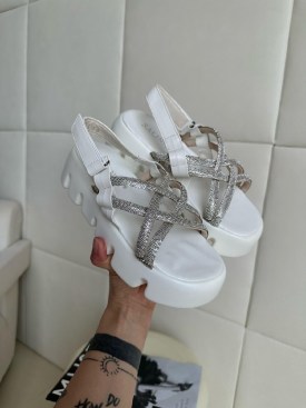 Кроссовки