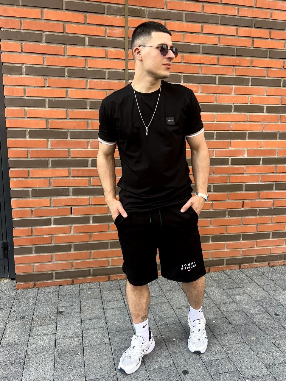 мужчина,стильная мужская футболка,футболка оверсайз,футболка мужская,белая футболка оверсайз