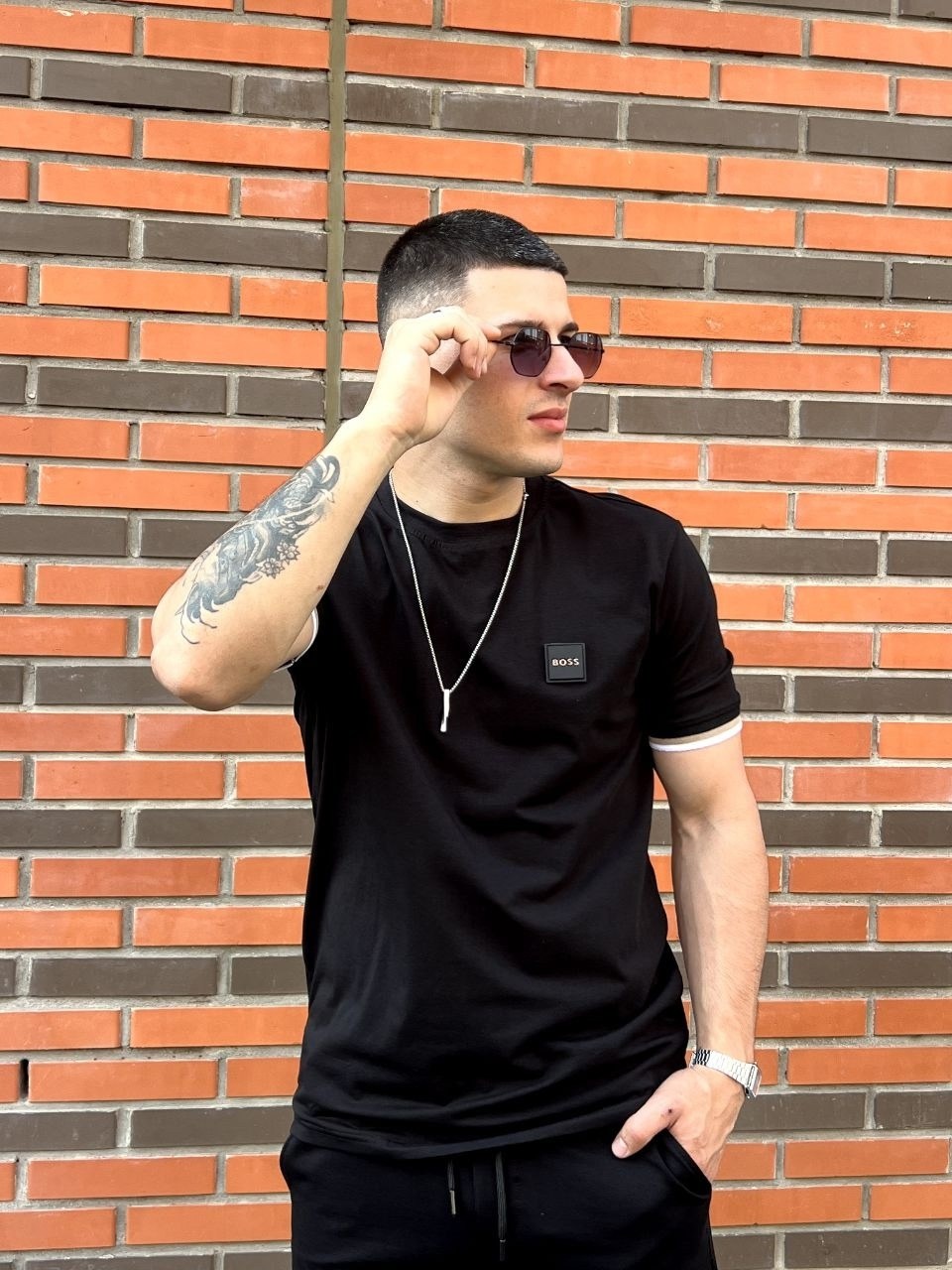 мужчина,стильная мужская футболка,футболка оверсайз,футболка мужская,белая футболка оверсайз