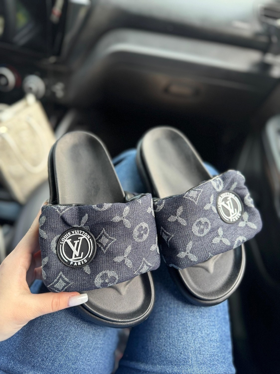 шлепанцы louis vuitton,шлепки луи витон мужские,луи витон новая коллекция шлепки,шлепанцы луи виттон,шлепки луи витон женские