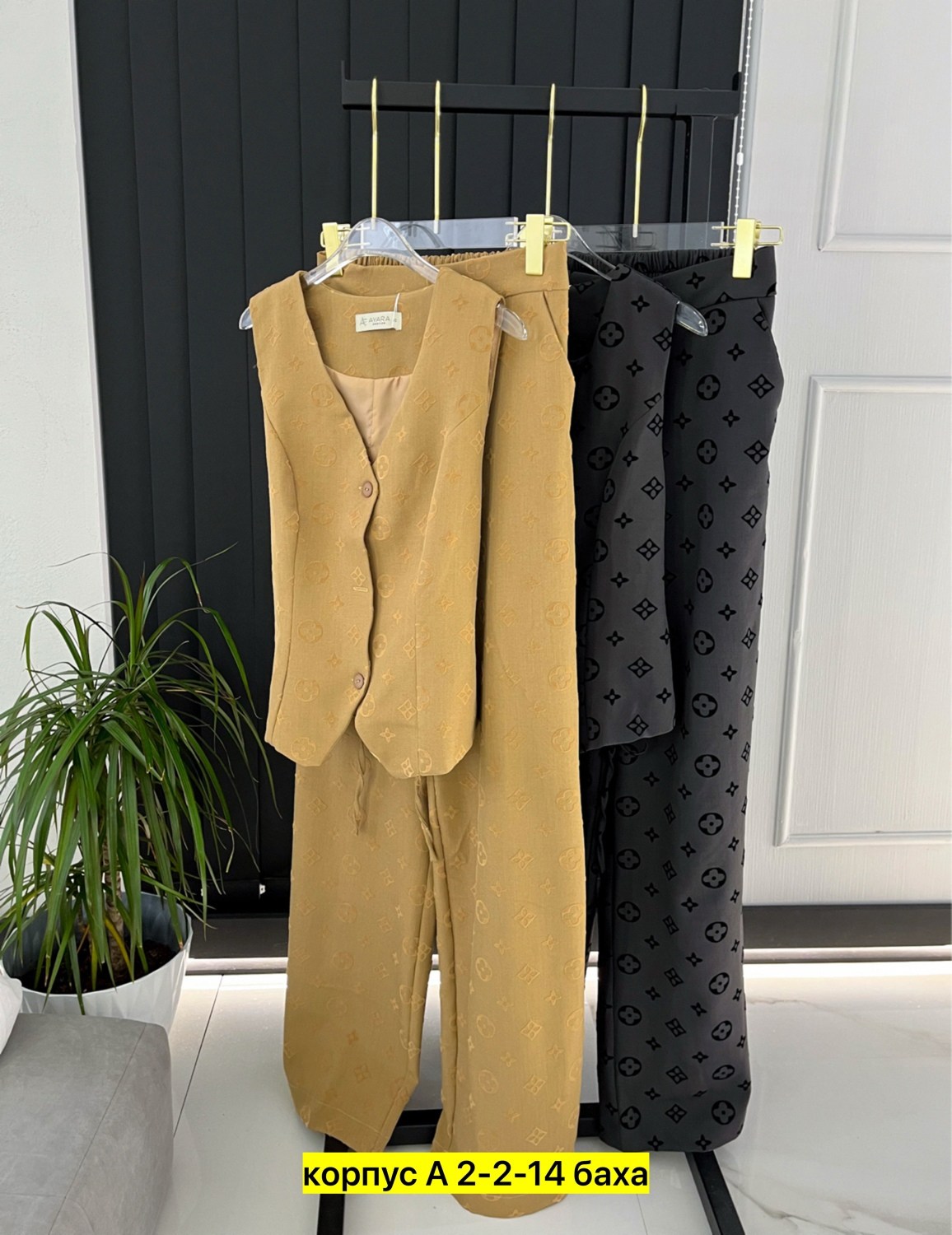 женские брючные костюмы,костюм с брюками,бежевый костюм,брючный костюм с жилетом,бежевый брючный костюм