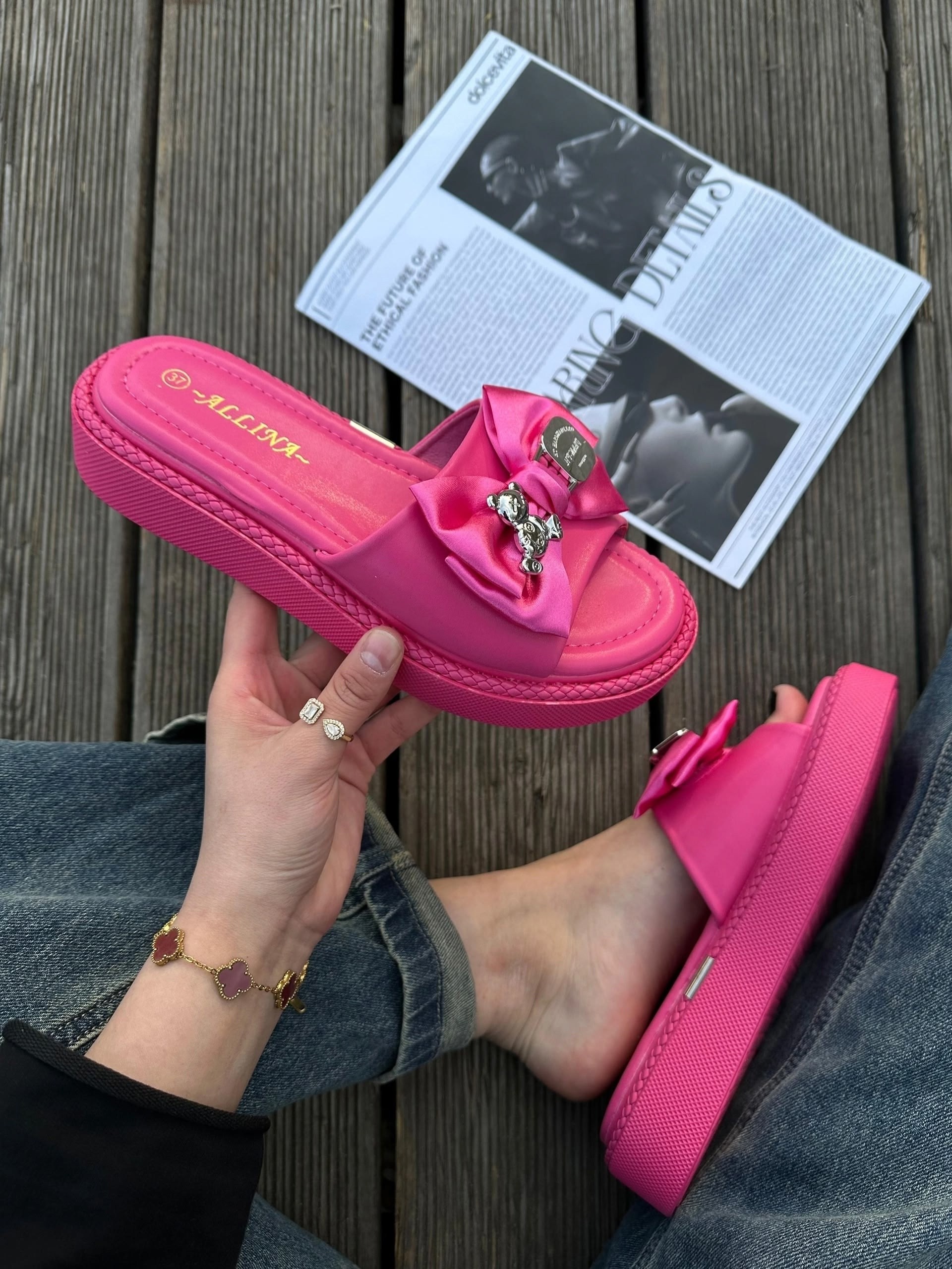 женские шлепанцы,стильные шлепанцы женские,модные шлепанцы,шлепанцы женские 2025,шлепки женские