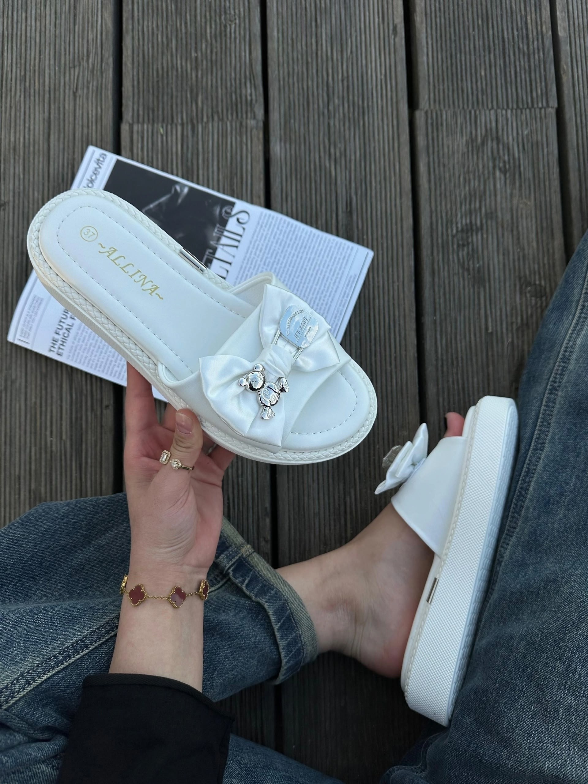 женские шлепанцы,стильные шлепанцы женские,модные шлепанцы,шлепанцы женские 2025,шлепки женские