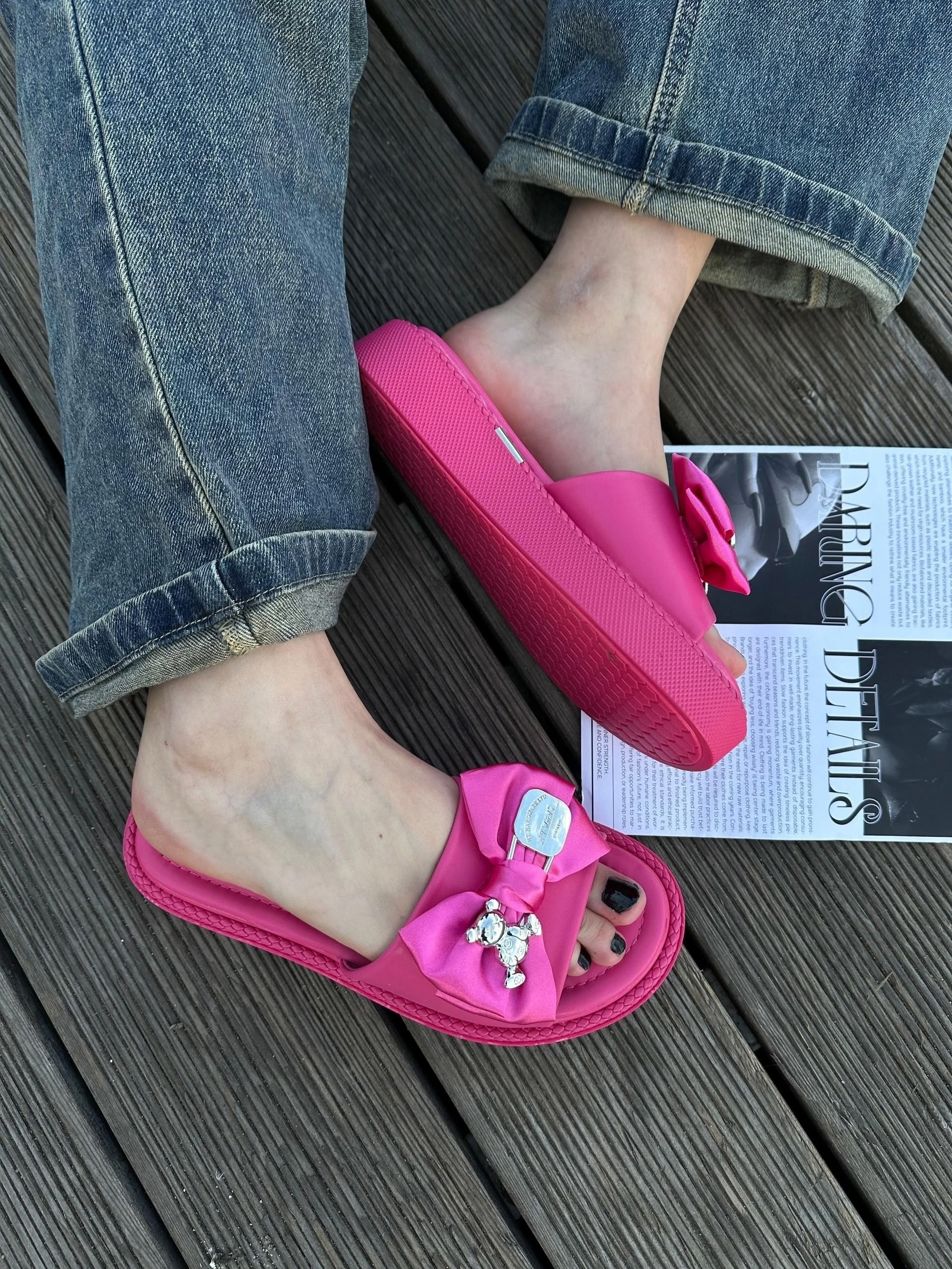 женские шлепанцы,стильные шлепанцы женские,модные шлепанцы,шлепанцы женские 2025,шлепки женские