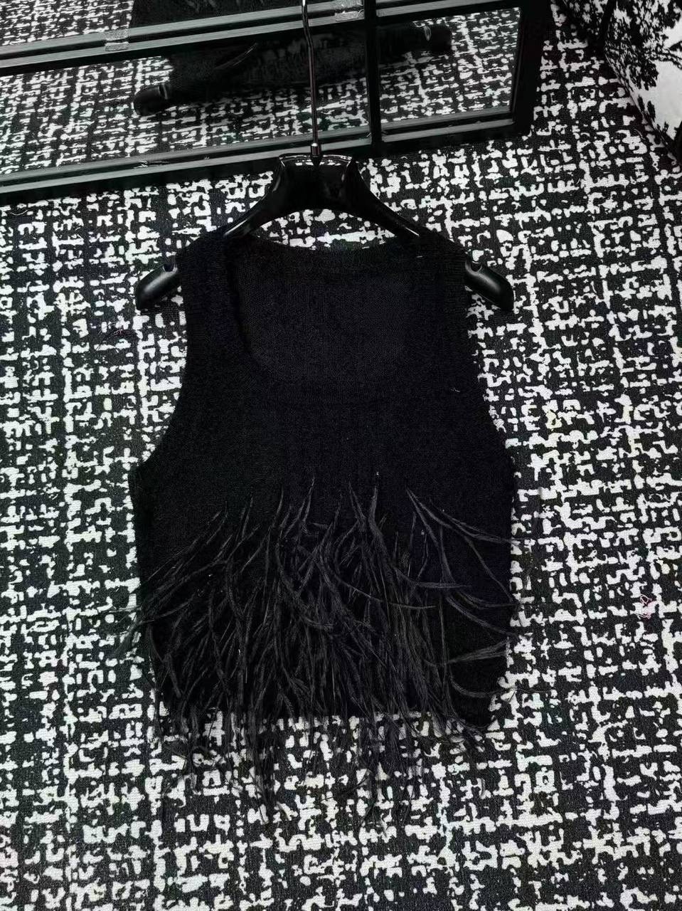 топ с бахромой,модные топы,кофта с перьями