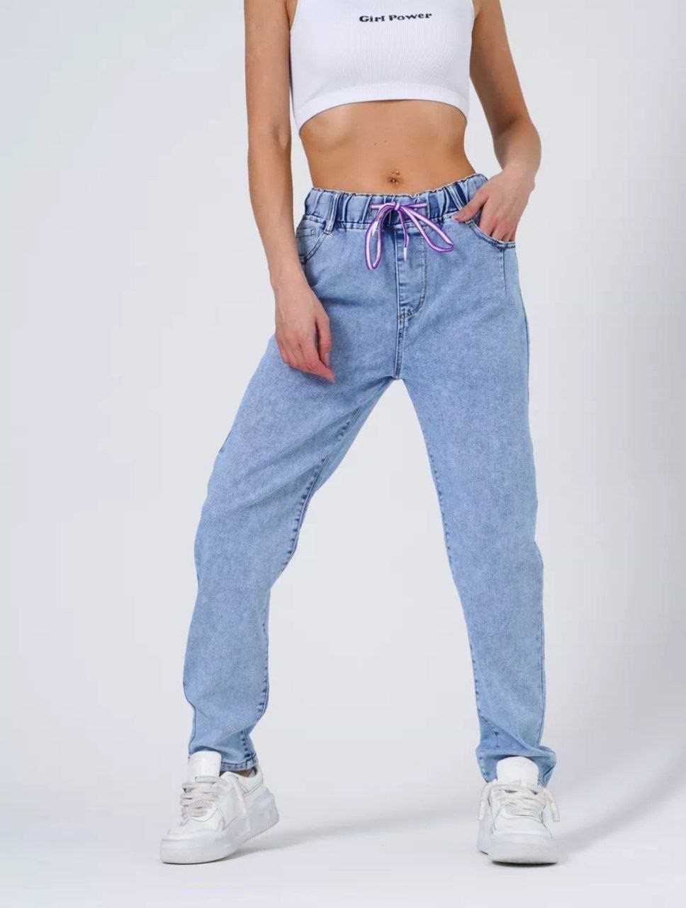 джинсы мом бананы голубые с высокой посадкой,джинсы светлые,голубые джинсы,джинсы мом женские,женские джинсы