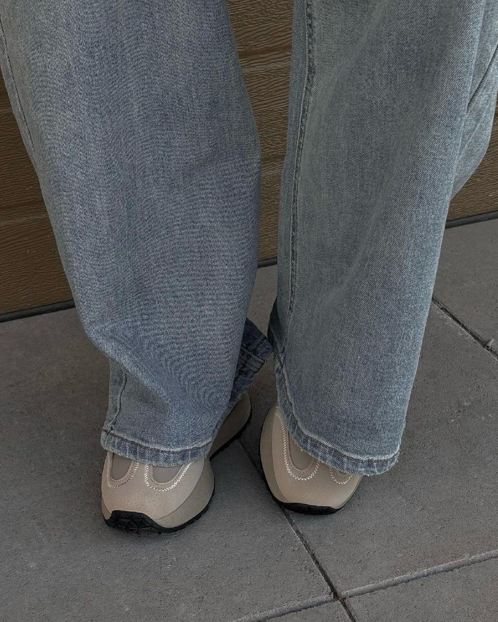 обувь,джинсы брюки,кроссовки женскиe,массивные кроссовки,широкие джинсы