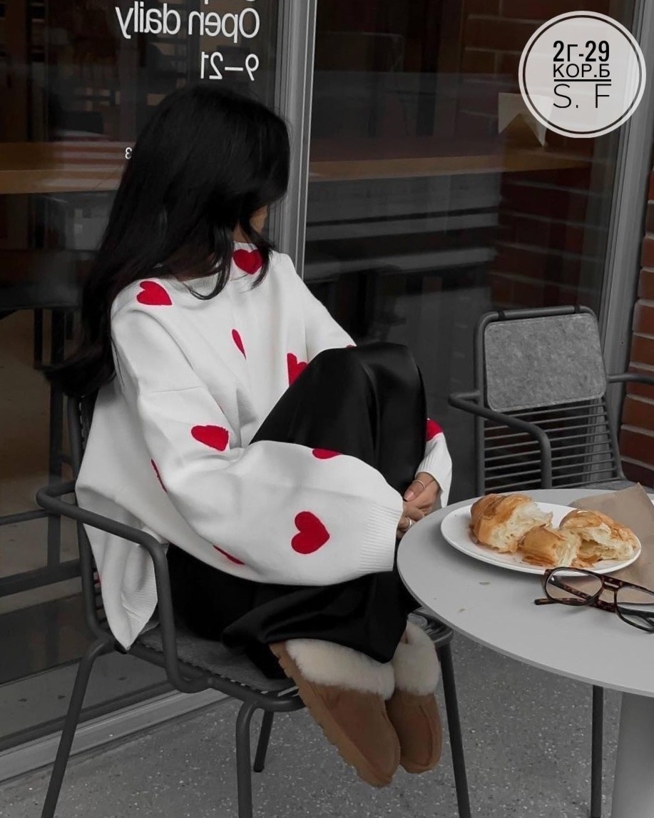 свитер с сердечками,свитер с принтом сердечками,модные свитера,свитер оверсайз с сердечками,вязаный свитер с сердечками