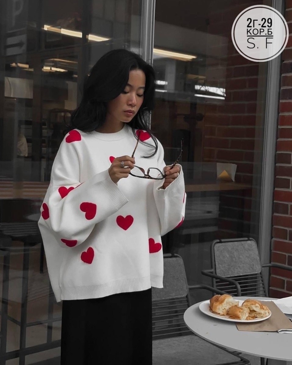 свитер с сердечками,свитер с принтом сердечками,модные свитера,свитер оверсайз с сердечками,вязаный свитер с сердечками