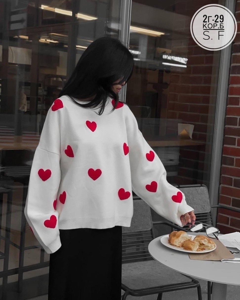 свитер с сердечками,свитер с принтом сердечками,модные свитера,свитер оверсайз с сердечками,вязаный свитер с сердечками