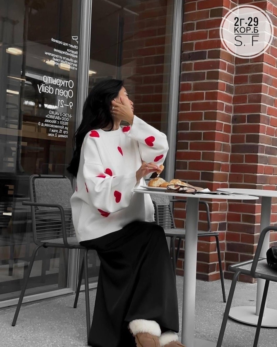 свитер с сердечками,свитер с принтом сердечками,модные свитера,свитер оверсайз с сердечками,вязаный свитер с сердечками