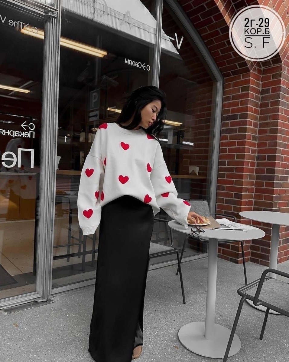 свитер с сердечками,свитер с принтом сердечками,модные свитера,свитер оверсайз с сердечками,вязаный свитер с сердечками