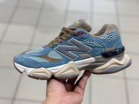 Кроссовки