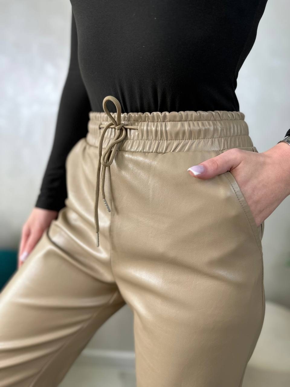 брюки из экокожи классические,брюки из экокожи хаки,прямые брюки из экокожи,модные брюки,брюки из эко кожи