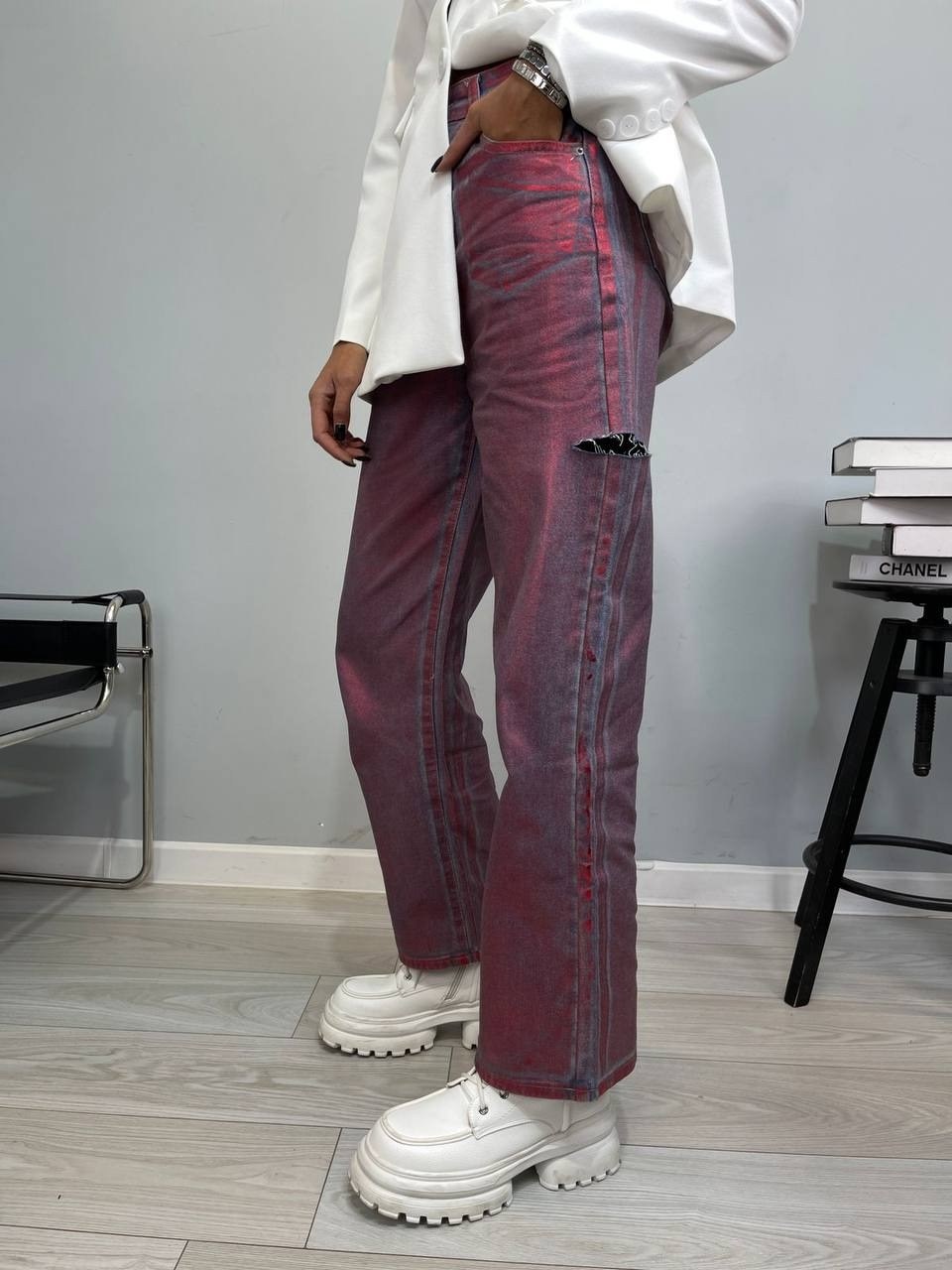 фиолетовые джинсы,фиолетовые джинсы женские,фиолетовые широкие джинсы,сиреневые джинсы,женские джинсы