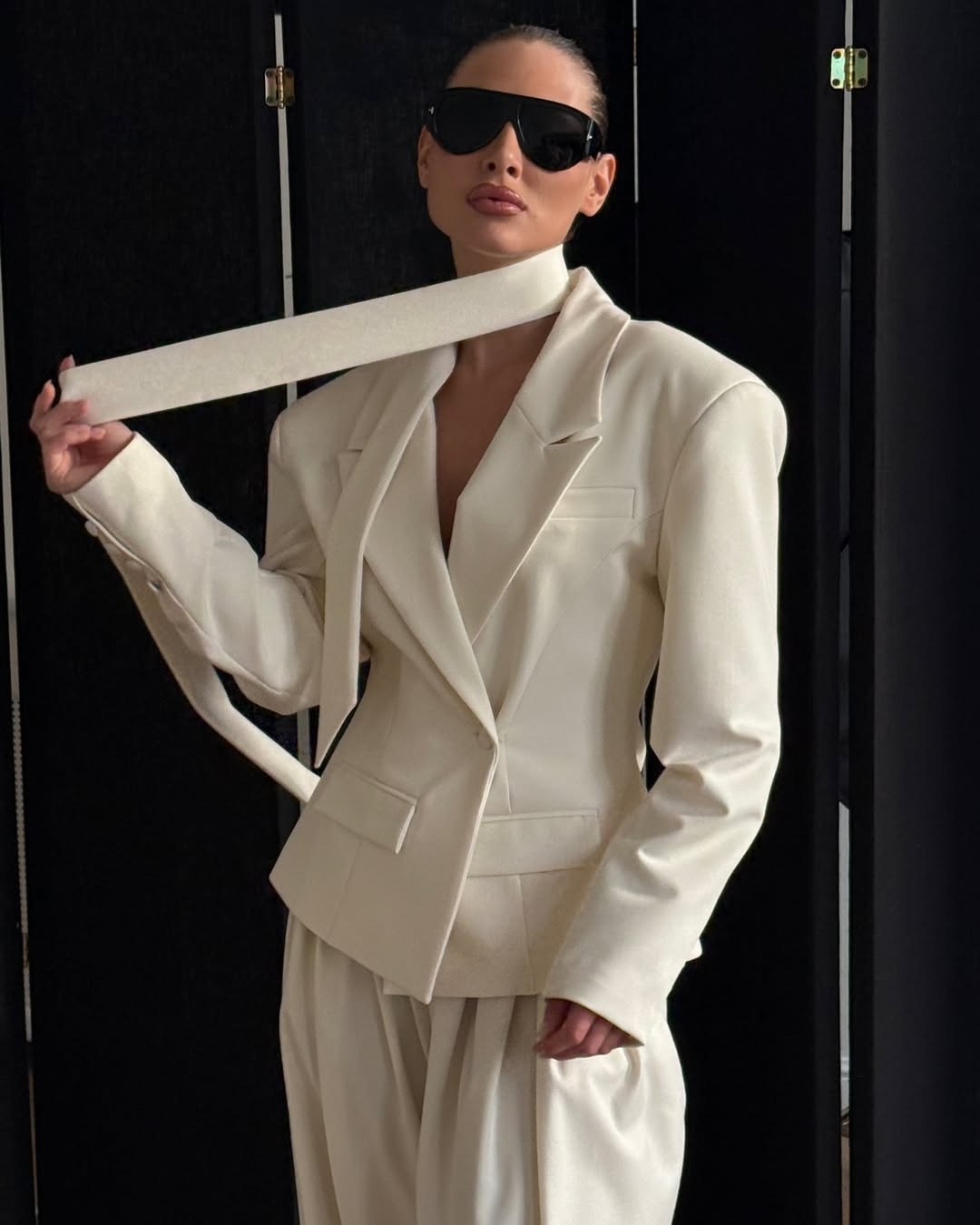 элегантный брючный костюм,брючный костюм женский,элегантные брюки,белый женский костюм,белые костюмы