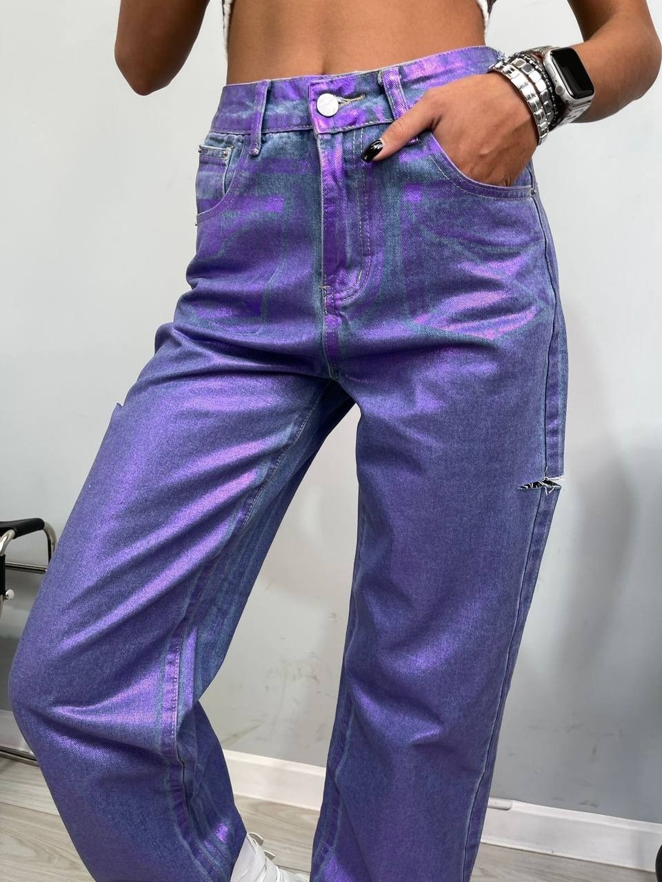 фиолетовые джинсы,фиолетовые джинсы женские,фиолетовые широкие джинсы,сиреневые джинсы,женские джинсы