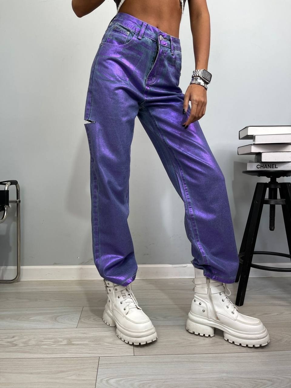 фиолетовые джинсы,фиолетовые джинсы женские,фиолетовые широкие джинсы,сиреневые джинсы,женские джинсы
