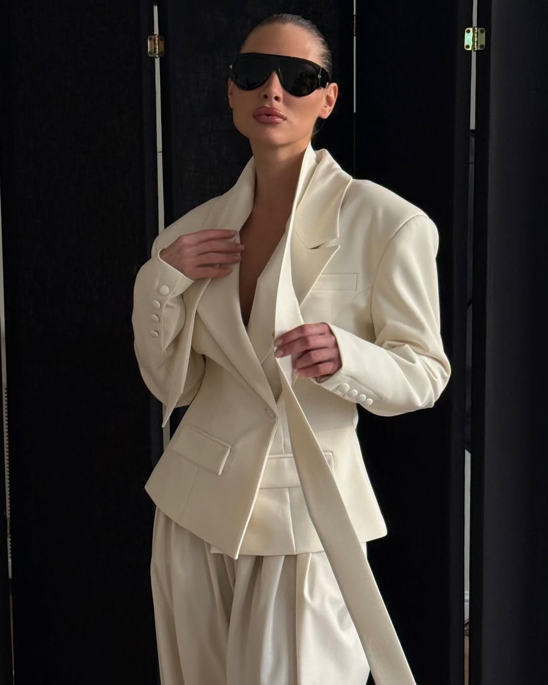 элегантный брючный костюм,брючный костюм женский,элегантные брюки,белый женский костюм,белые костюмы