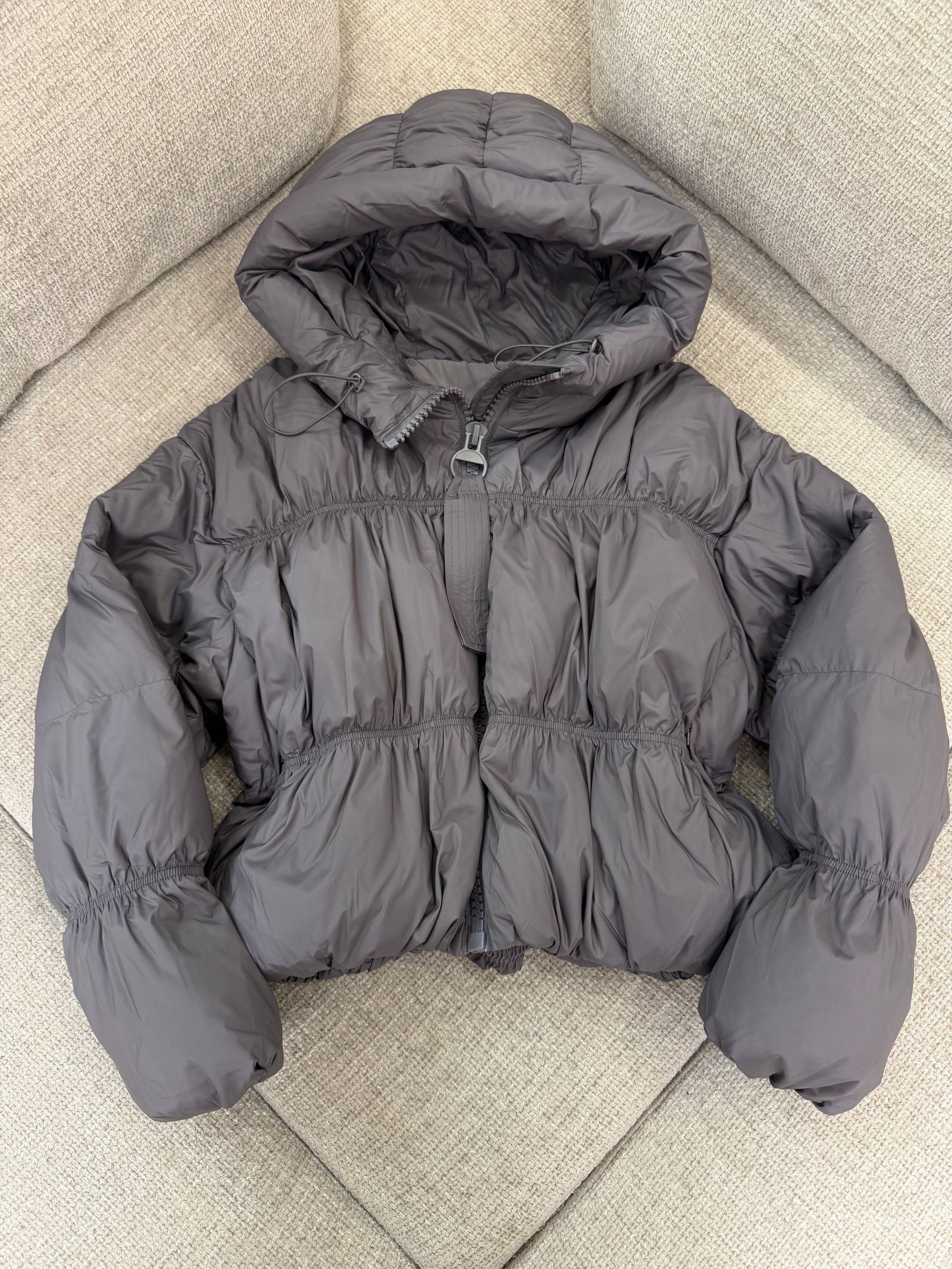 короткая куртка пуховик с капюшоном,куртка пуховик короткая,пуховик короткий женский,куртка с капюшоном короткая,куртка теплая