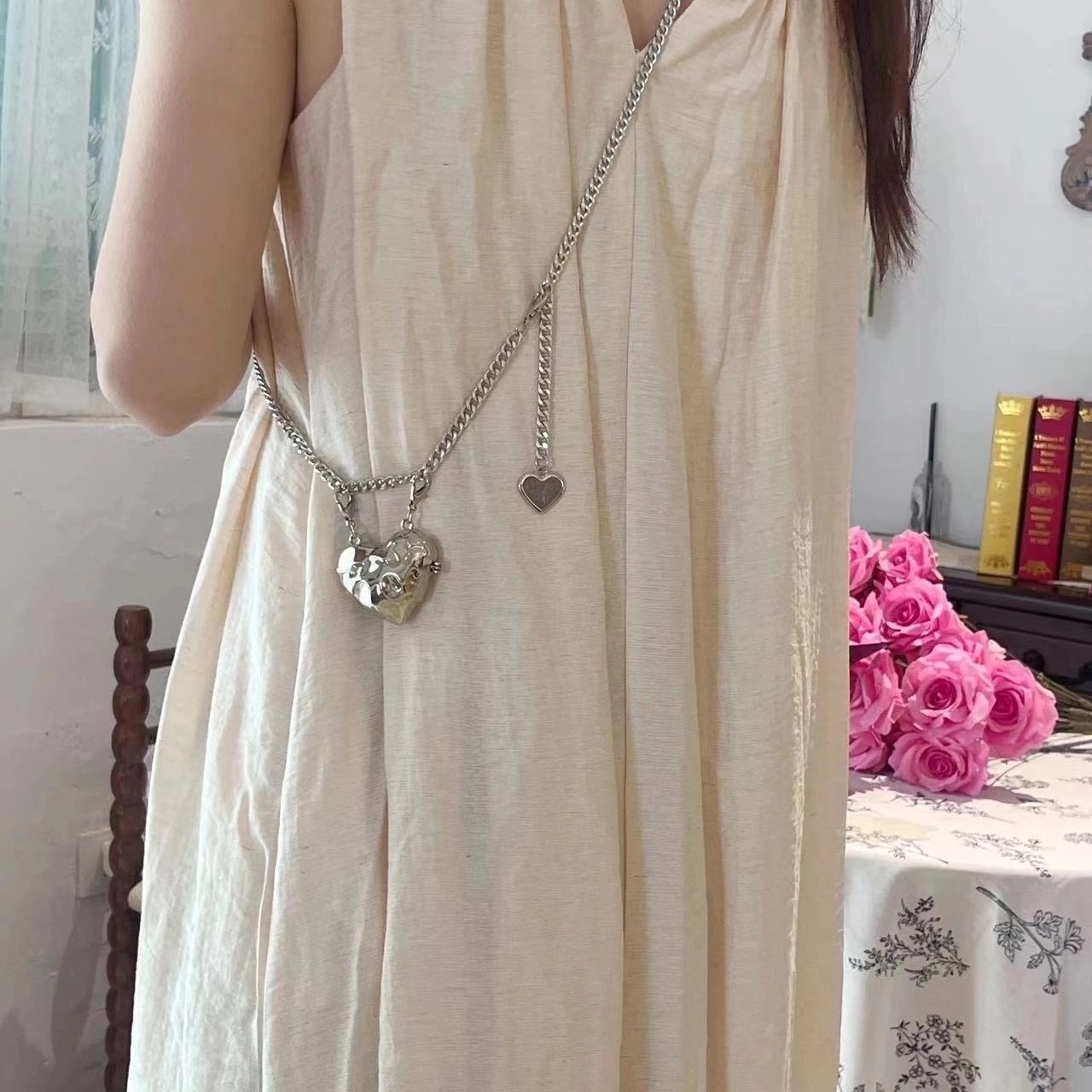 сумка через плечо с жемчужной цепочкой,сумка через плечо с цепочкой,сумка на цепочке,цепочка сотуар,цепочка женская