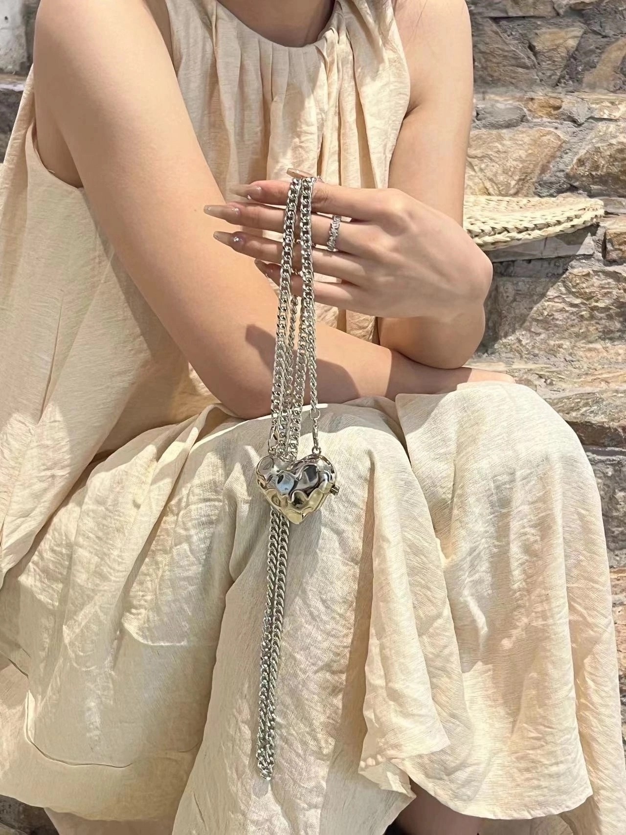 сумка через плечо с жемчужной цепочкой,сумка через плечо с цепочкой,сумка на цепочке,цепочка сотуар,цепочка женская