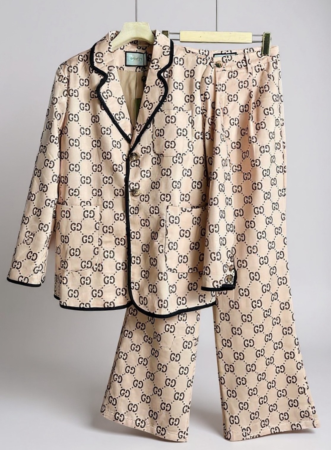 шелковый костюм луи виттон,костюм гуччи женский,пижамные костюмы,гуччи пижама,женская пижама