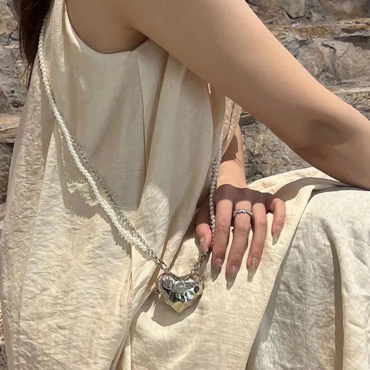 сумка через плечо с жемчужной цепочкой,сумка через плечо с цепочкой,сумка на цепочке,цепочка сотуар,цепочка женская