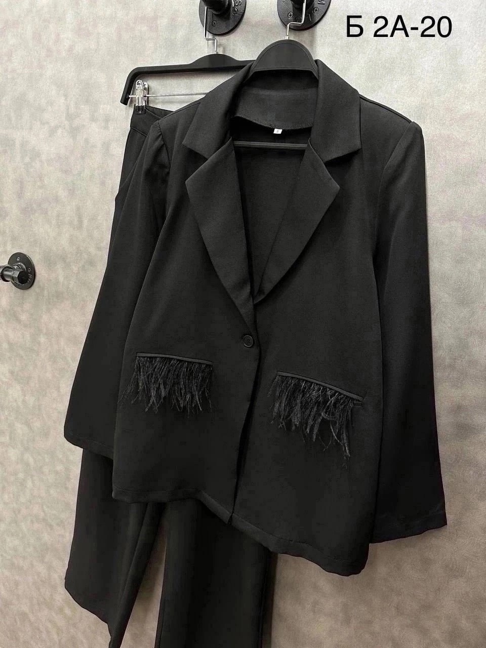 женские брючные костюмы,стильные костюмы,модные костюмы,брючный костюм с перьями,женский брючный костюм двойка