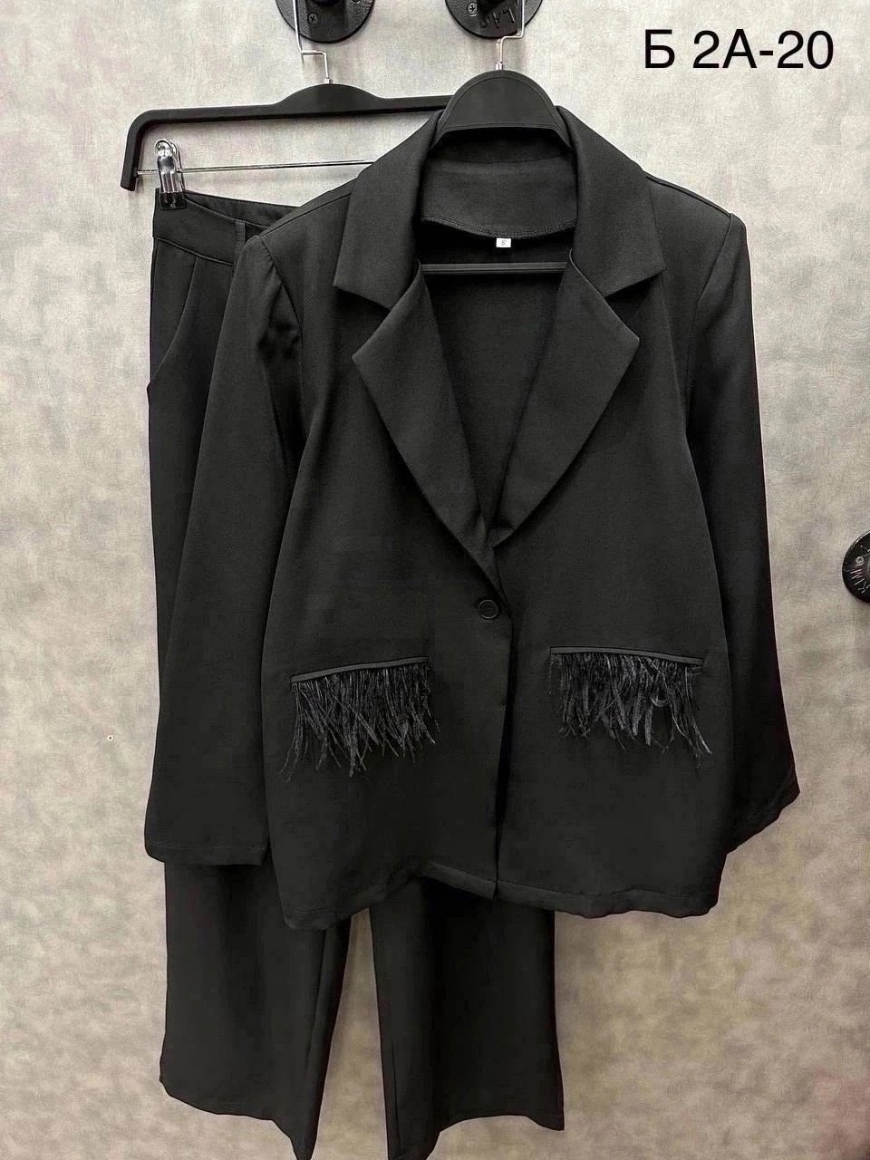 женские брючные костюмы,стильные костюмы,модные костюмы,брючный костюм с перьями,женский брючный костюм двойка