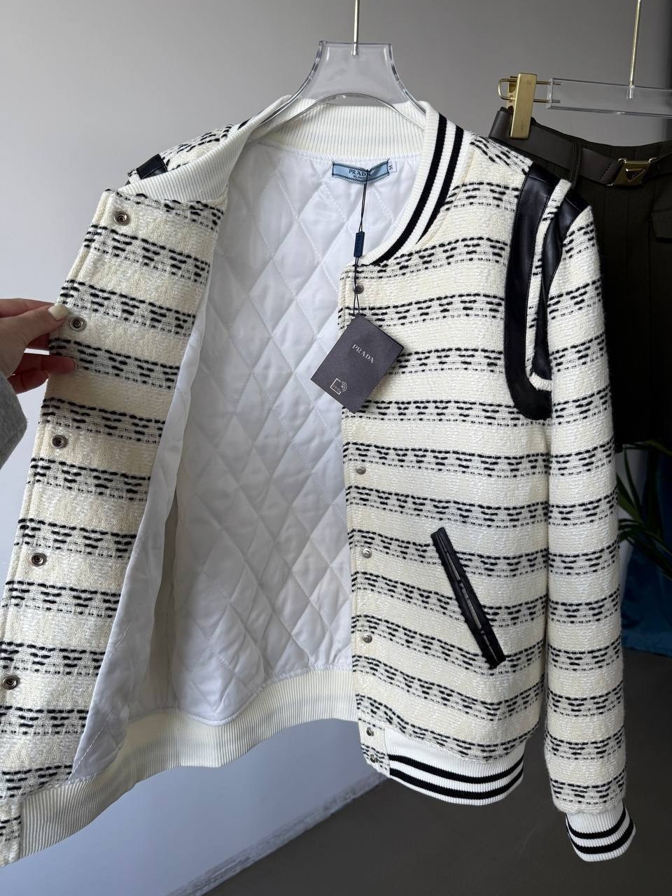 куртка бомбер,бомбер женская,бомбер на девушке,юбка стильная