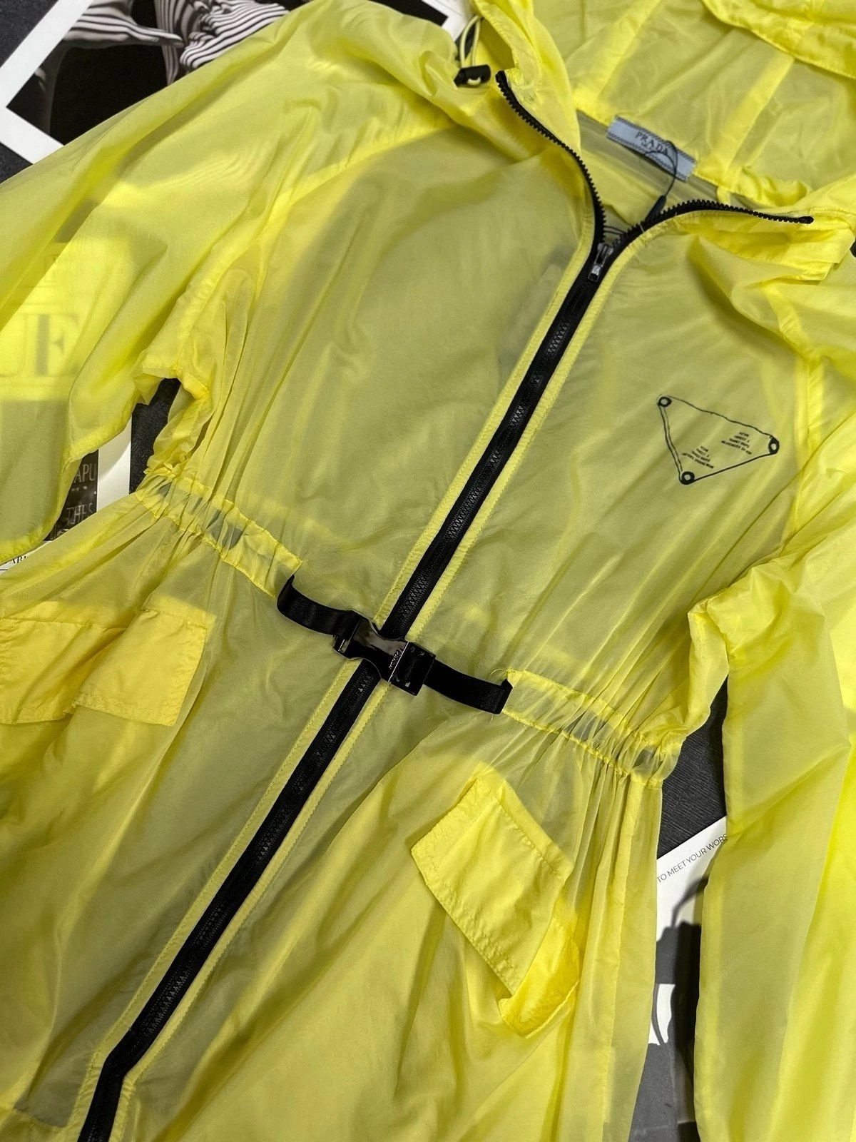 куртка adidas by stella mccartney,легкая куртка,желтая куртка,спортивная куртка,одежда с капюшоном