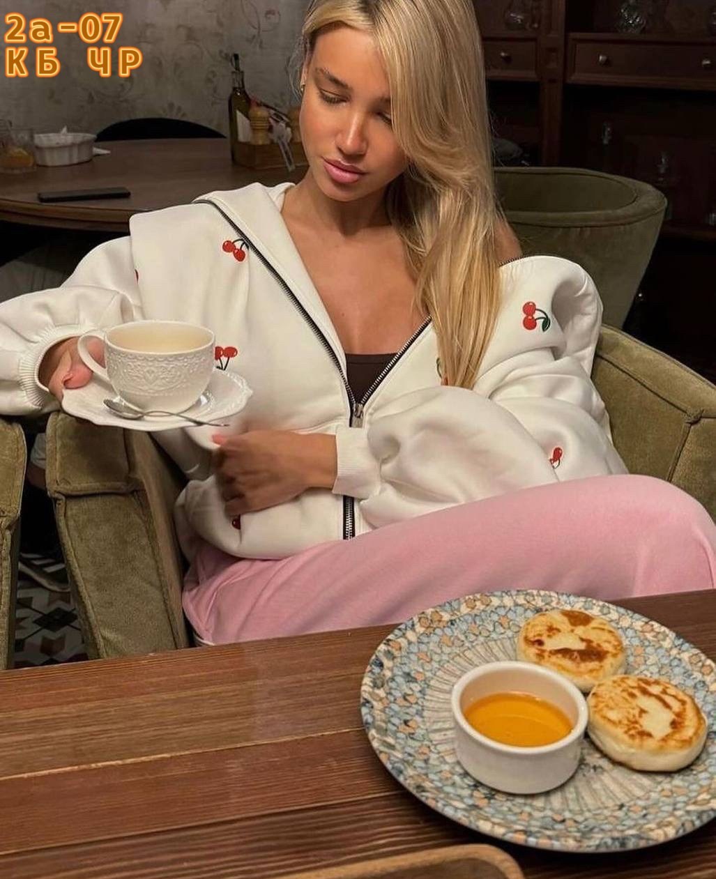 белая кофта оверсайз,модная толстовка,толстовка с капюшоном и принтом,толстовка женская,женские толстовки с капюшоном