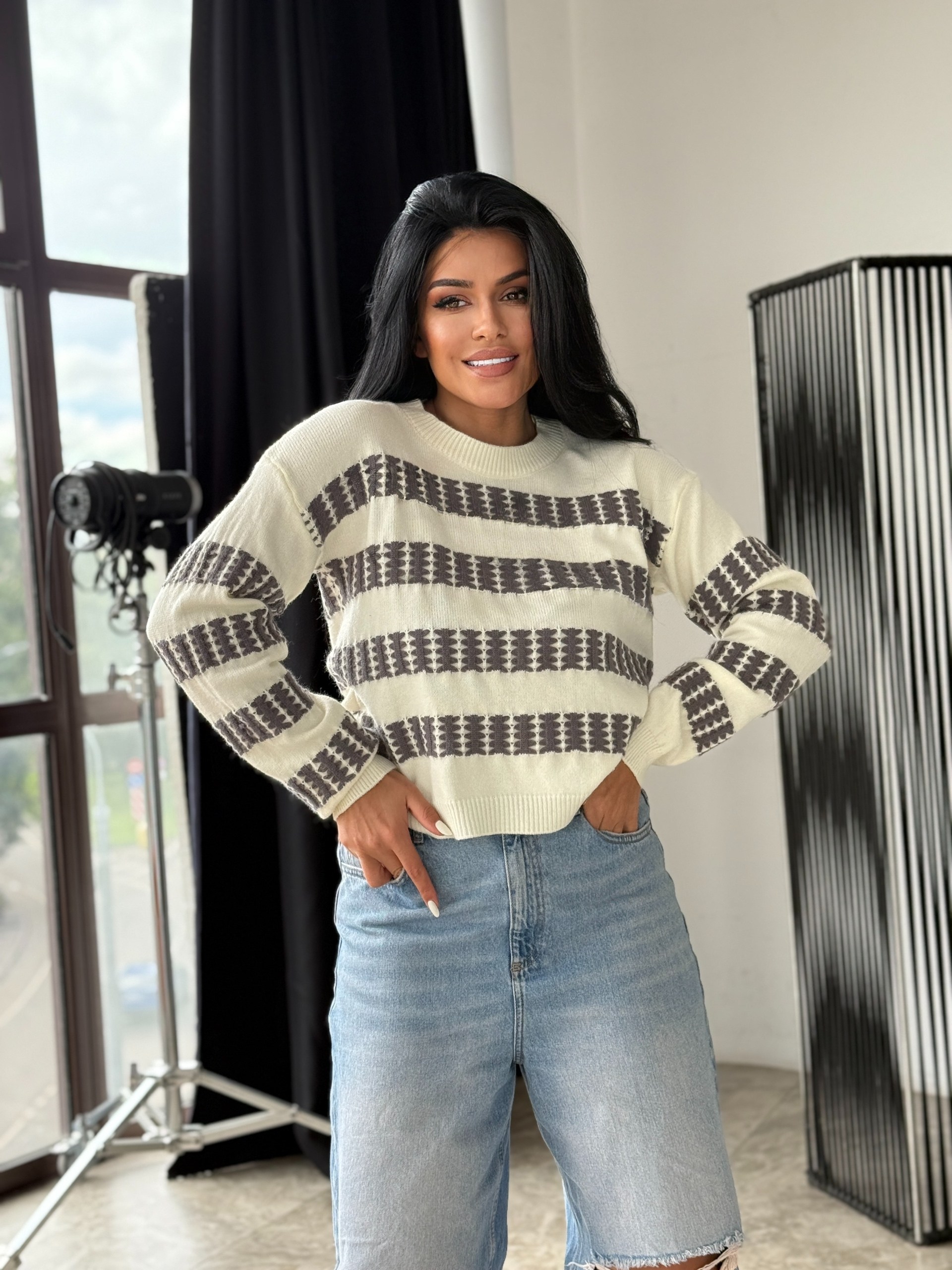 свитер оверсайз вязаный в полоску,свитер в полоску,свитер оверсайз укороченный вязаный в полоску,свитер вязаный в полоску,свитера вязаные