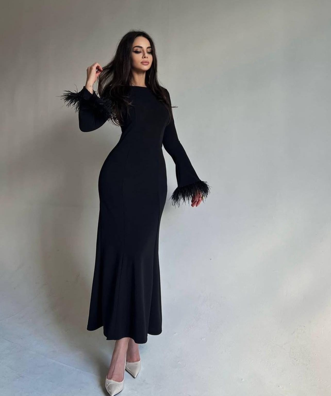 элегантное длинное платье,платье с длинными рукавами,вечернее платье с длинными рукавами,длинное черное платье,платье с перьями на рукавах