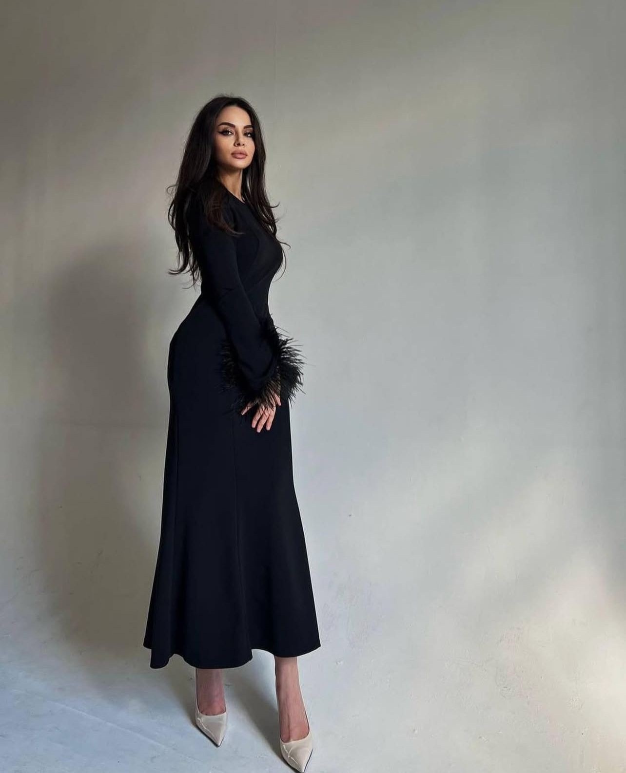 элегантное длинное платье,платье с длинными рукавами,вечернее платье с длинными рукавами,длинное черное платье,платье с перьями на рукавах