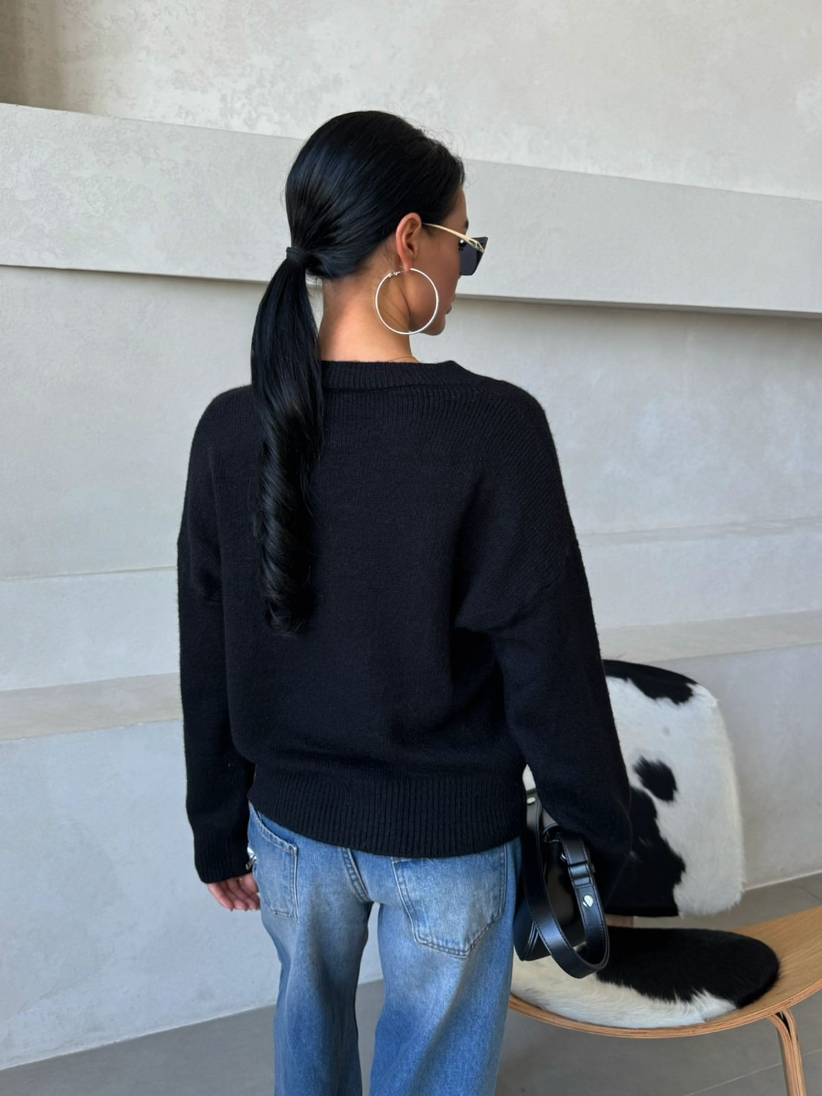 женский свитер оверсайз с v образным вырезом,свитер с v образным вырезом оверсайз,женский свитер оверсайз,черный свитер оверсайз,женский джемпер