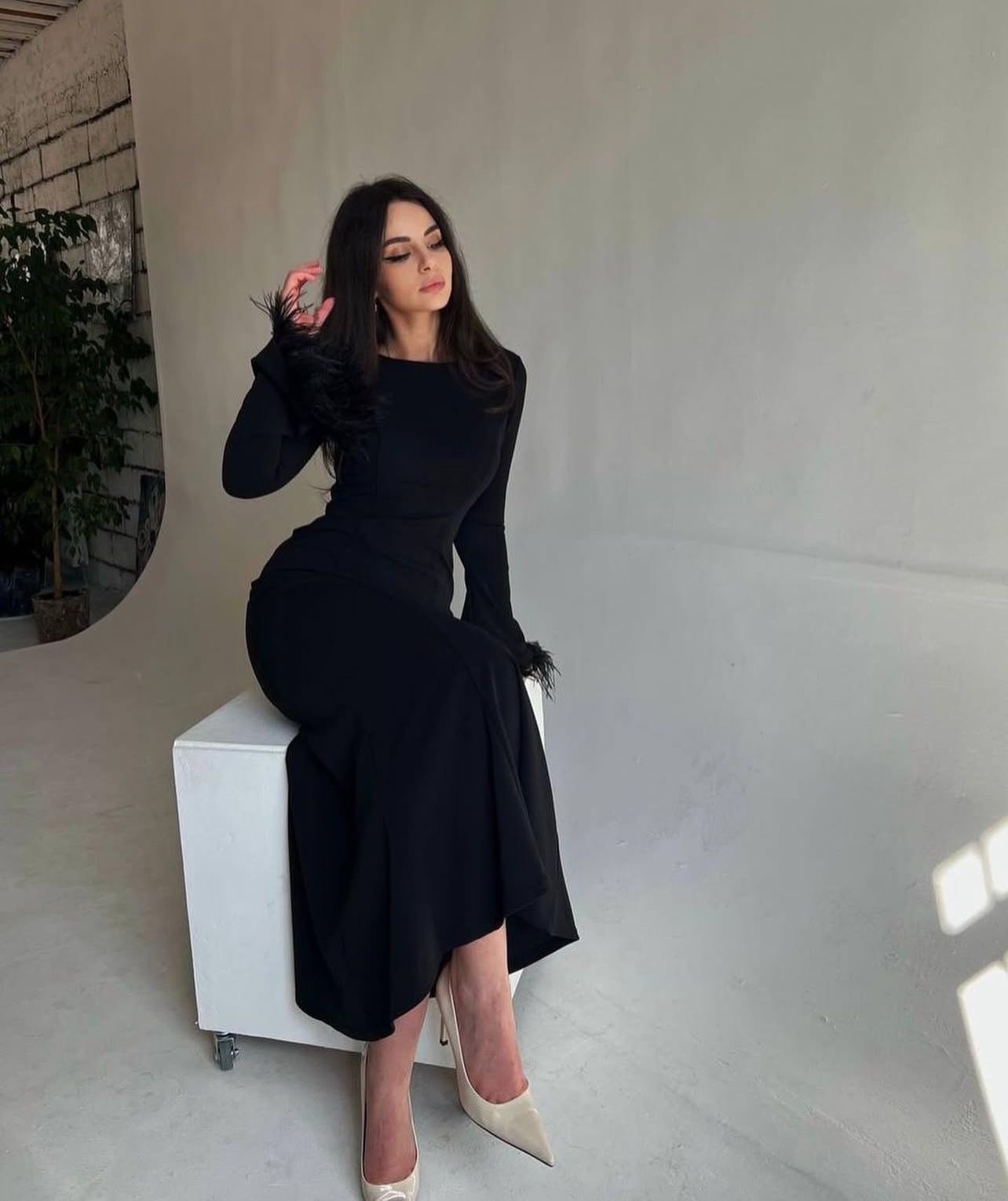 элегантное длинное платье,платье с длинными рукавами,вечернее платье с длинными рукавами,длинное черное платье,платье с перьями на рукавах