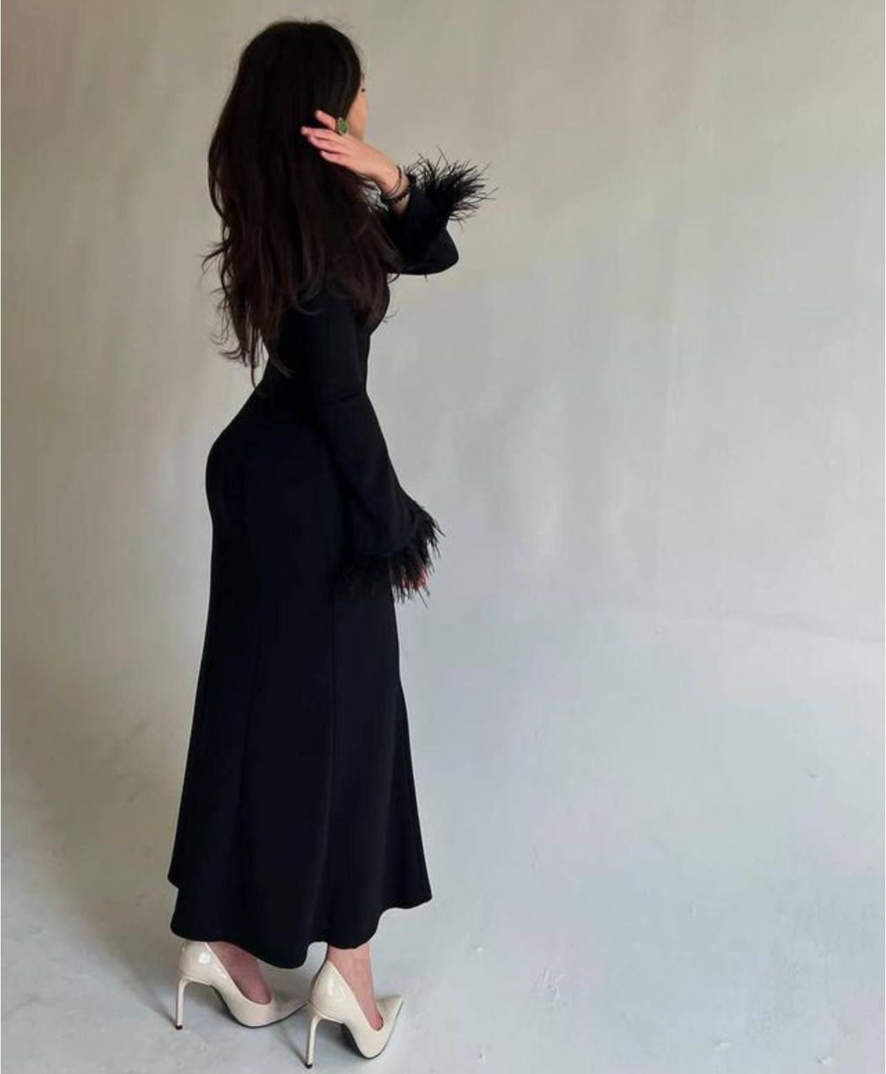 элегантное длинное платье,платье с длинными рукавами,вечернее платье с длинными рукавами,длинное черное платье,платье с перьями на рукавах