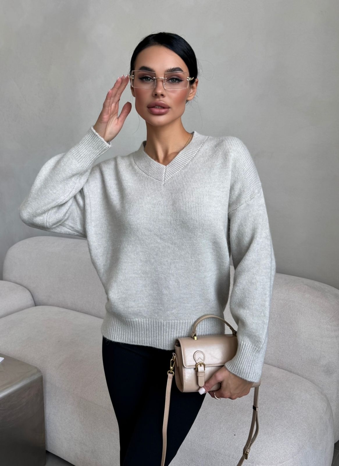 женский свитер оверсайз с v образным вырезом,свитер с v образным вырезом оверсайз,женский свитер оверсайз,черный свитер оверсайз,женский джемпер