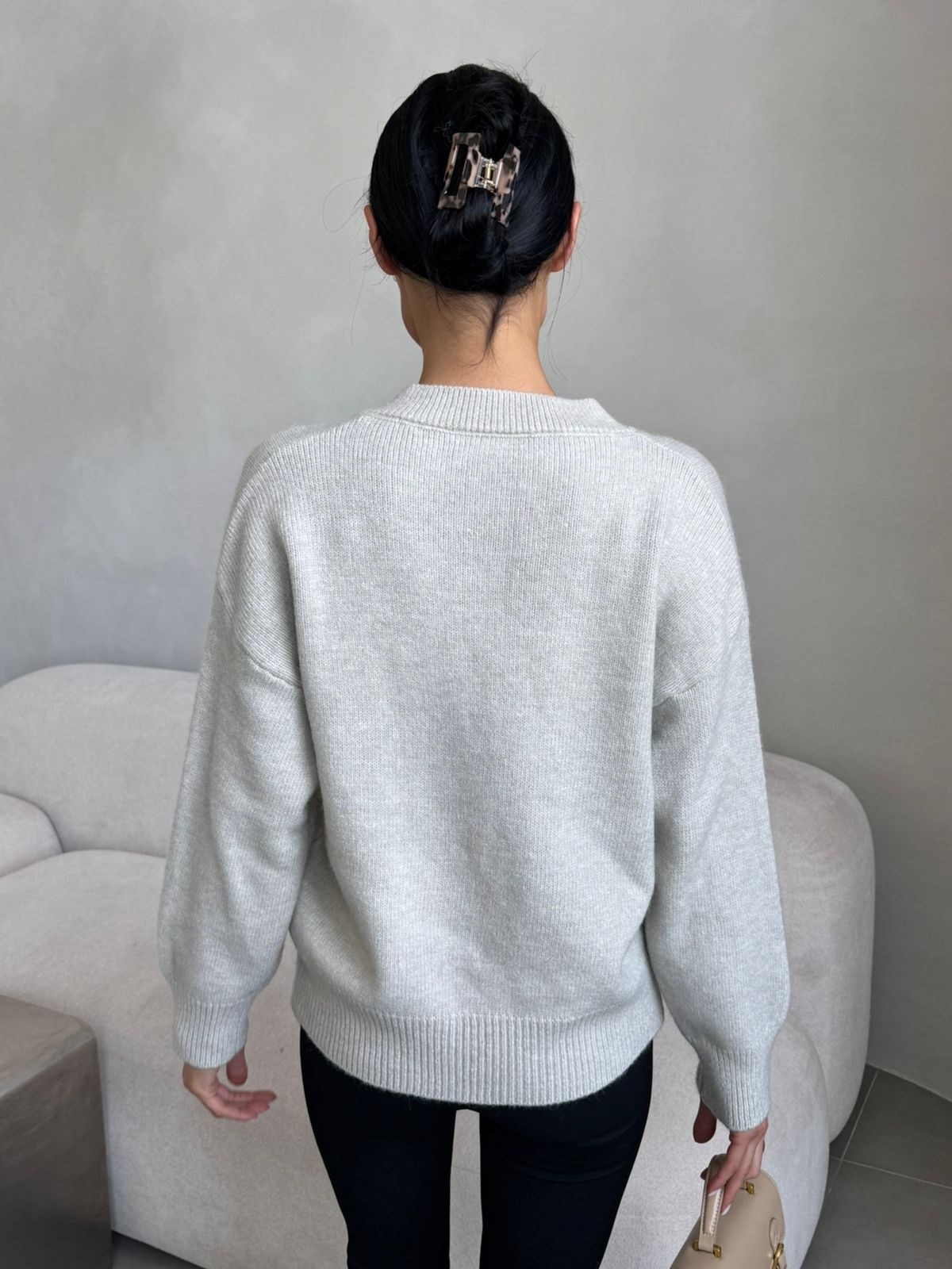 женский свитер оверсайз с v образным вырезом,свитер с v образным вырезом оверсайз,женский свитер оверсайз,черный свитер оверсайз,женский джемпер