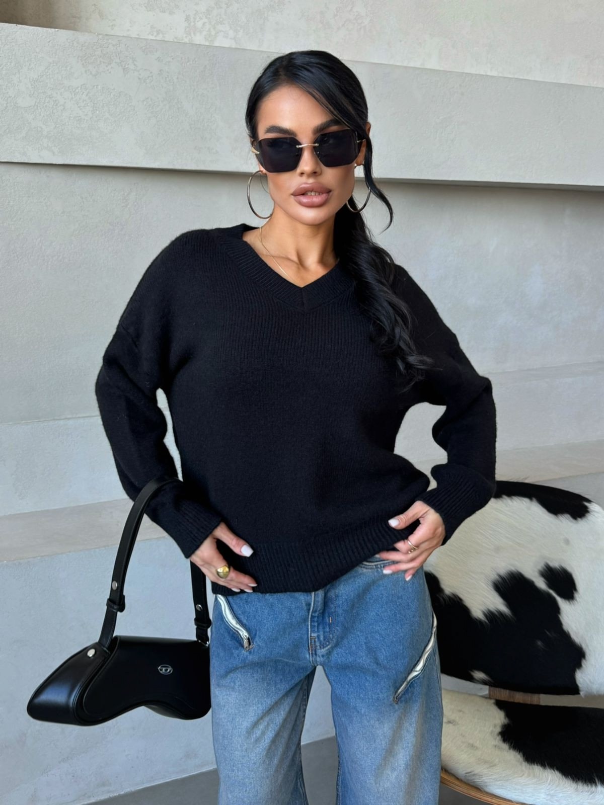 женский свитер оверсайз с v образным вырезом,свитер с v образным вырезом оверсайз,женский свитер оверсайз,черный свитер оверсайз,женский джемпер