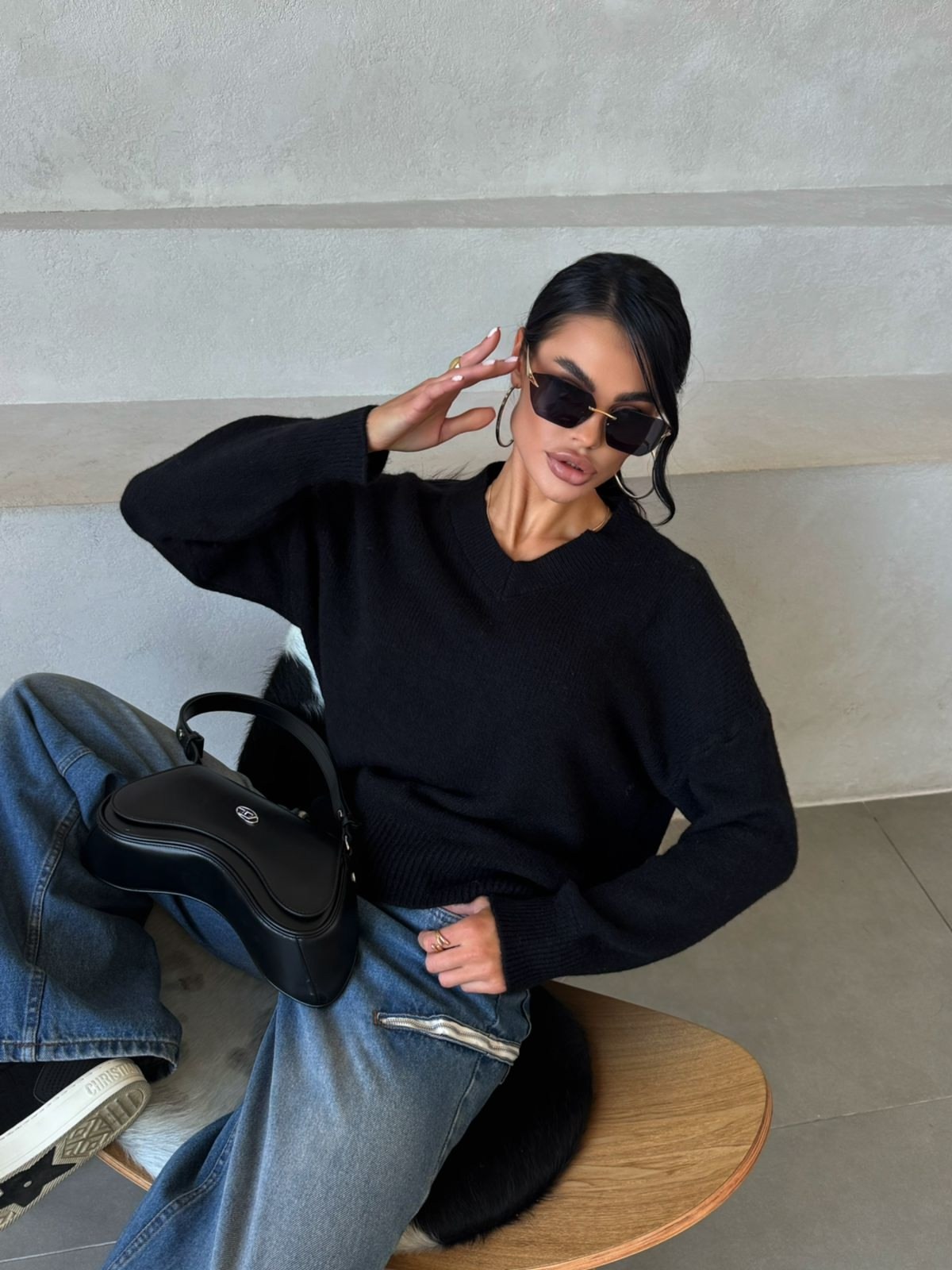 женский свитер оверсайз с v образным вырезом,свитер с v образным вырезом оверсайз,женский свитер оверсайз,черный свитер оверсайз,женский джемпер