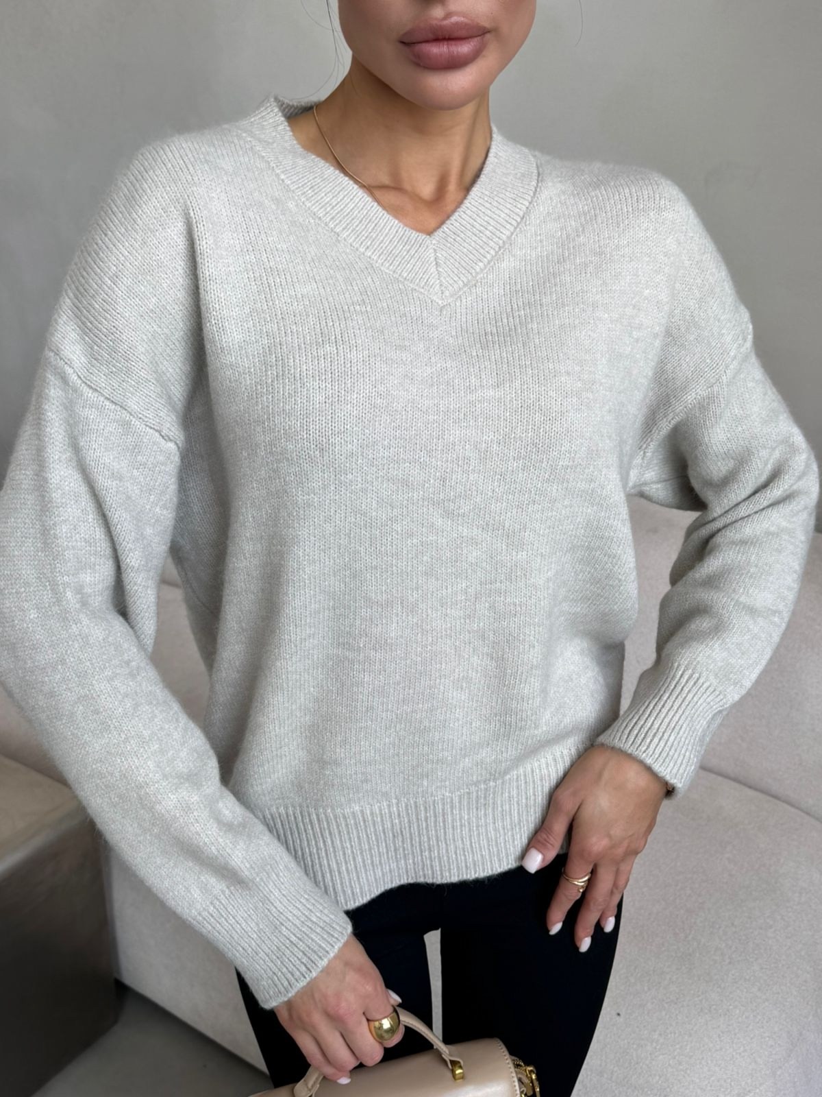 женский свитер оверсайз с v образным вырезом,свитер с v образным вырезом оверсайз,женский свитер оверсайз,черный свитер оверсайз,женский джемпер