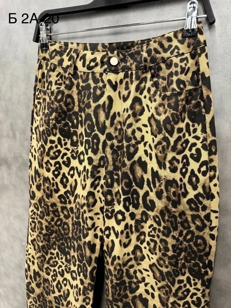 брюки с леопардовым принтом,леопардовые джинсы,леопардовые брюки,джинсы с леопардовым принтом,брюки модные