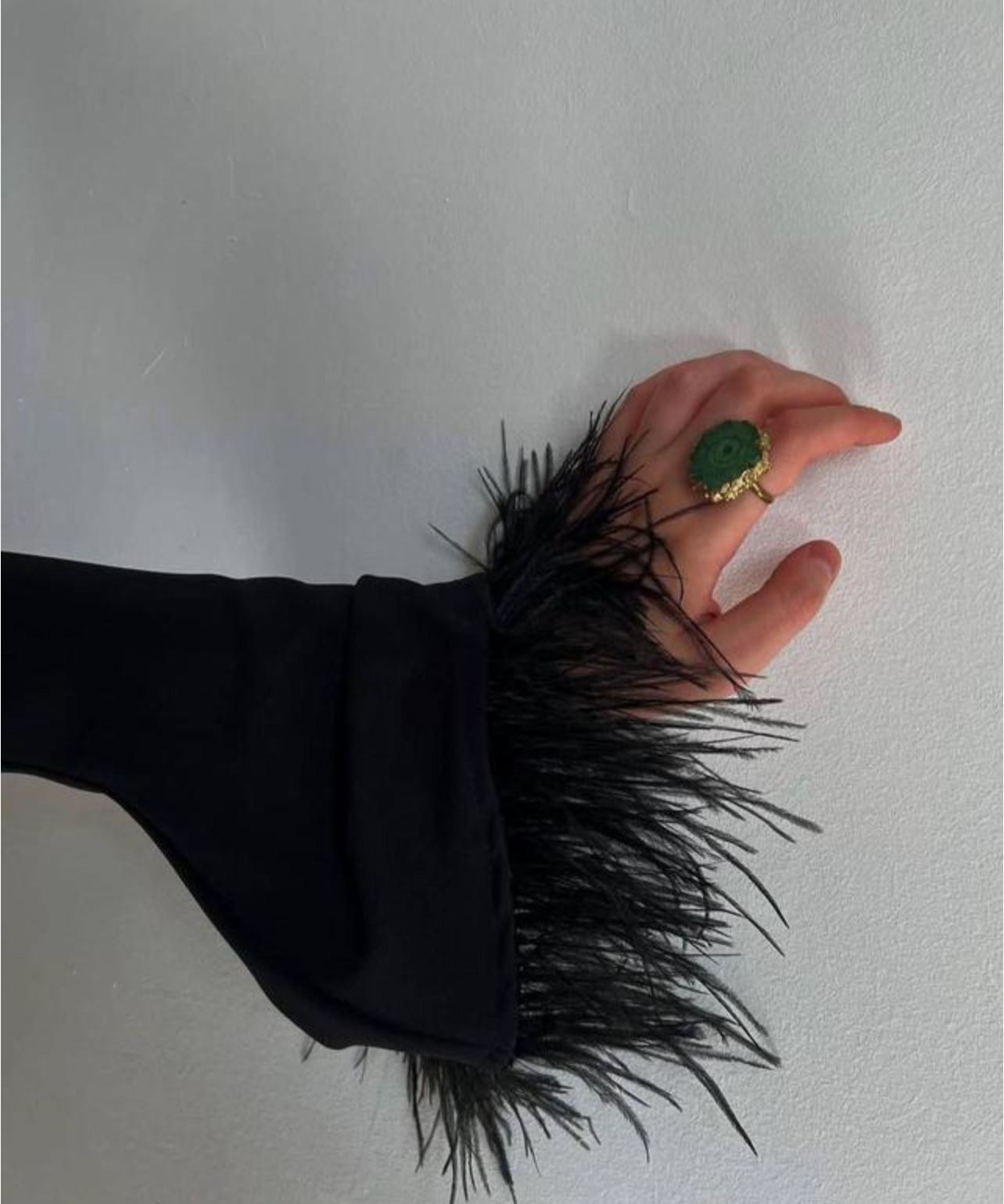 элегантное длинное платье,платье с длинными рукавами,вечернее платье с длинными рукавами,длинное черное платье,платье с перьями на рукавах