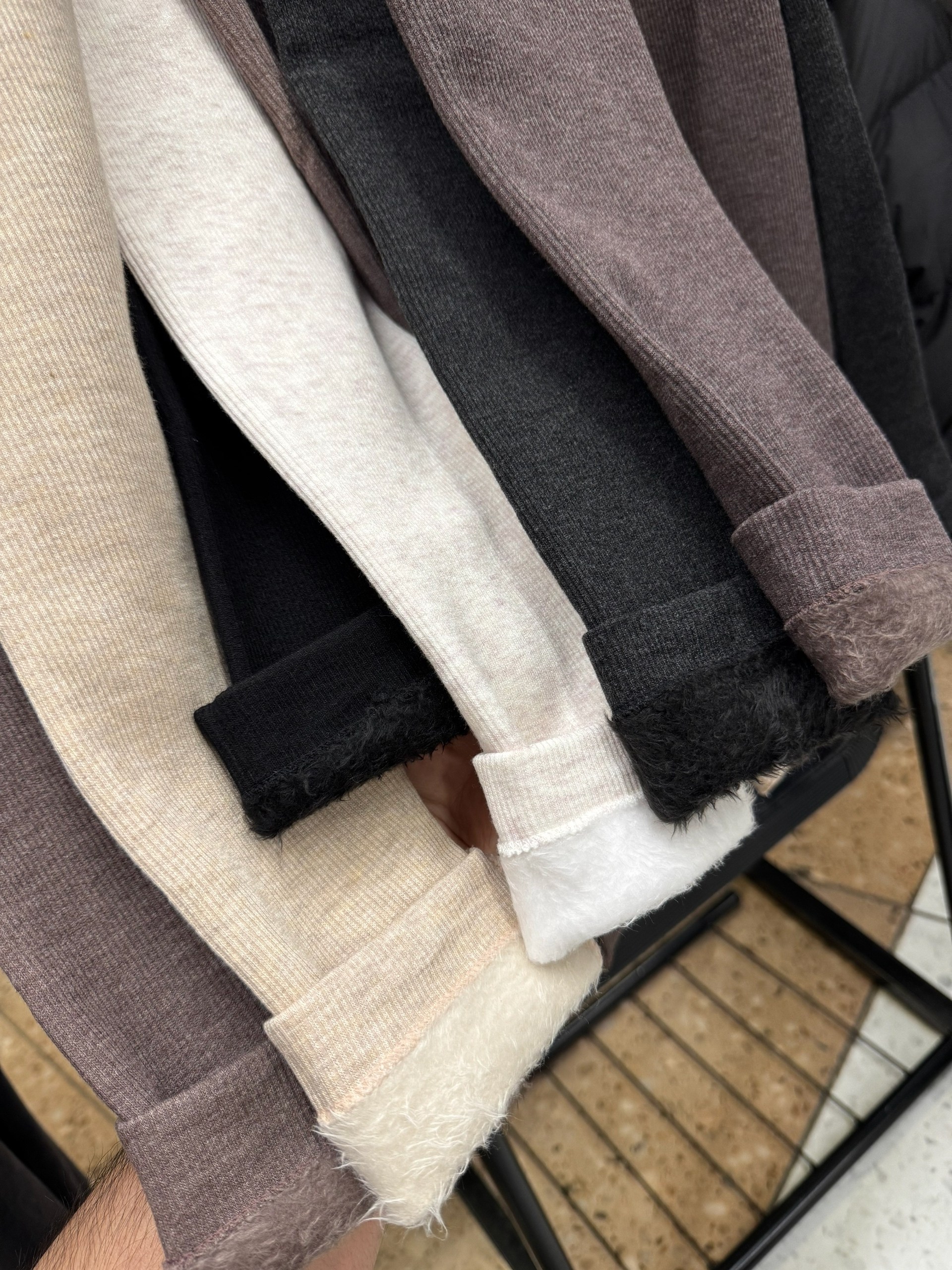 cпортивный костюм оверсайз,оверсайз и лосины,бежевый свитшот,оверсайз кофта,костюм оверсайз