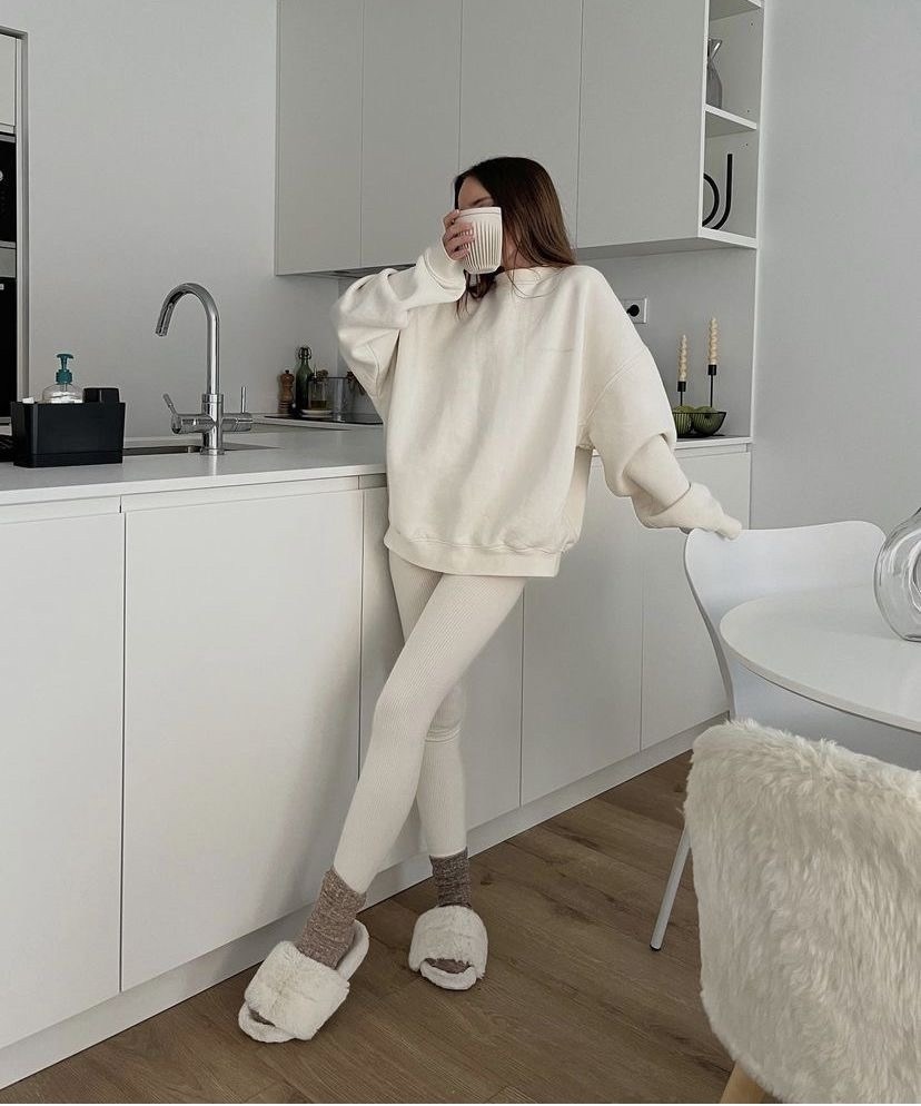 cпортивный костюм оверсайз,оверсайз и лосины,бежевый свитшот,оверсайз кофта,костюм оверсайз